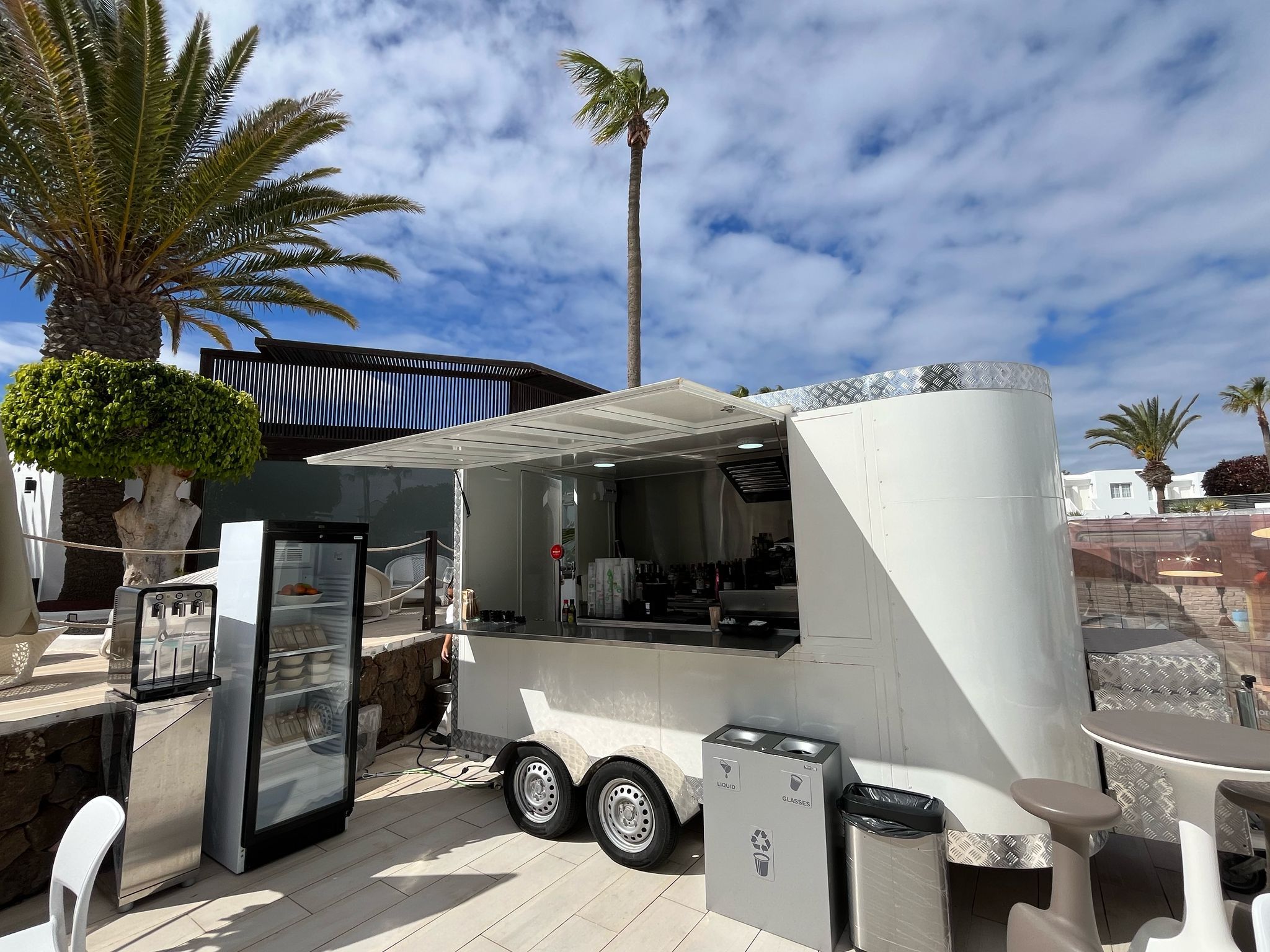Foodtruck blanco exterior en Lanzarote con cielo despejado