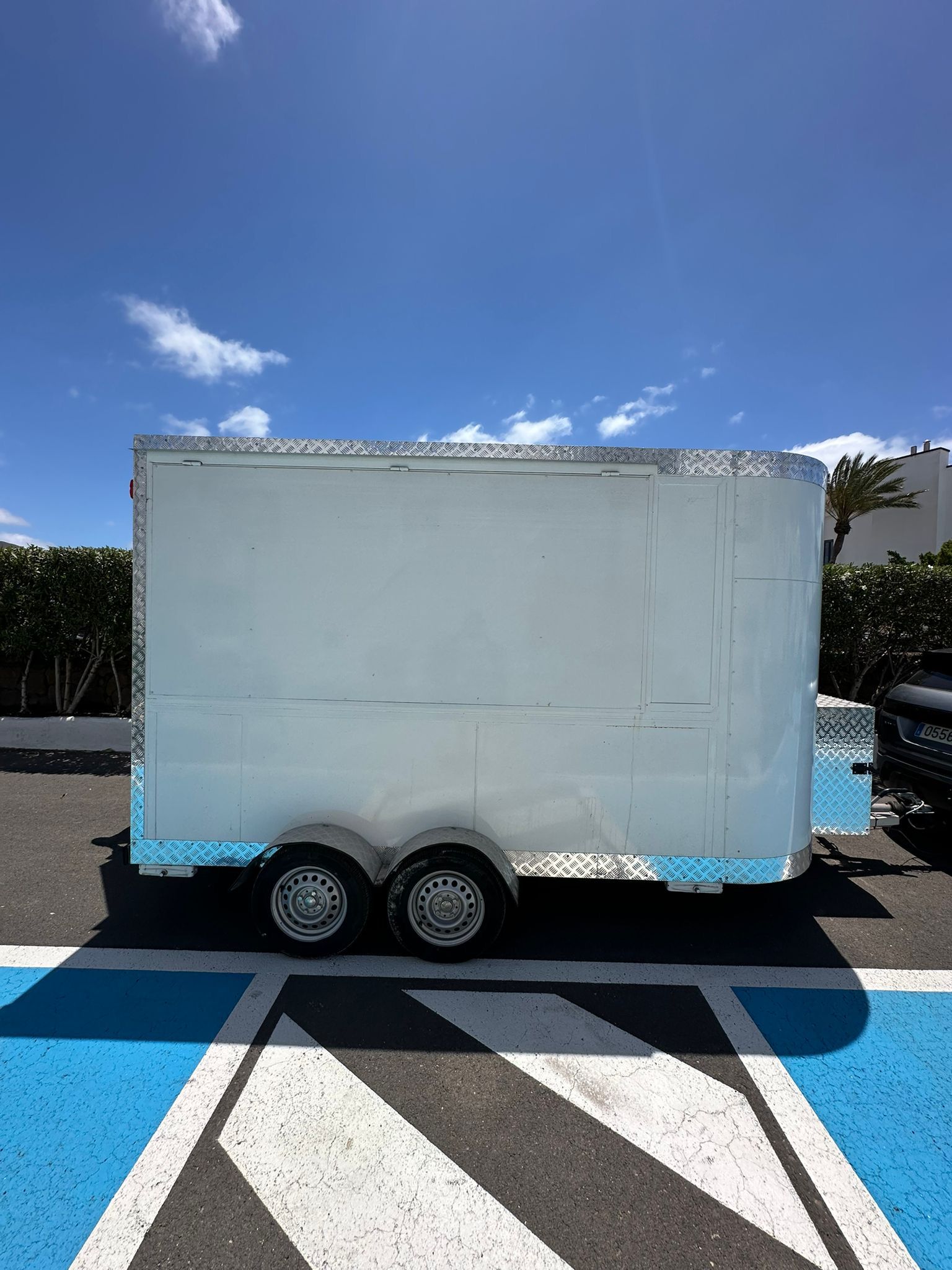 Foodtruck blanco visto de perfil durante el traslado