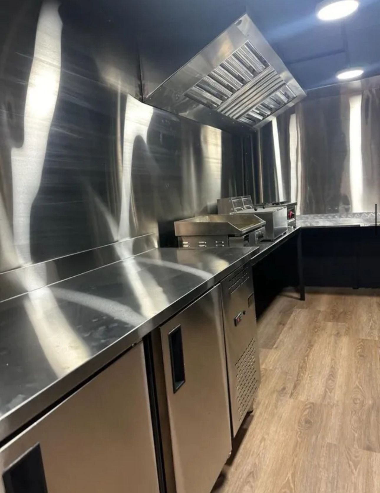 Interior del foodtruck con acabado profesional y campana extractora
